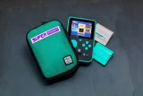 Cestovní pouzdro pro retro herní konzoli Super Pocket (modrožlutá varianta) dupl