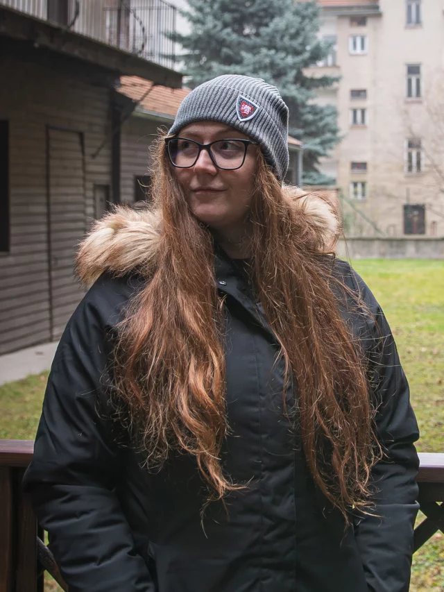 Čiapka Kingdom Come: Deliverance II - Warhorse štít Audentes Fortuna Iuvat