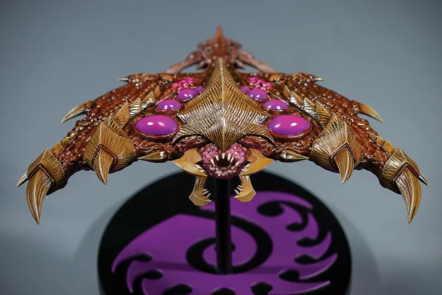 Figúrka StarCraft - Zerg Brood Lord Mini Replica (15 cm)