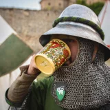 Hrnček Kingdom Come: Deliverance II - Zajace v rozkvete