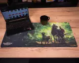 Podložka pod myš Kingdom Come: Deliverance II - Jindra a Vořech v lese (89 × 40 cm) - Príslušenstvo