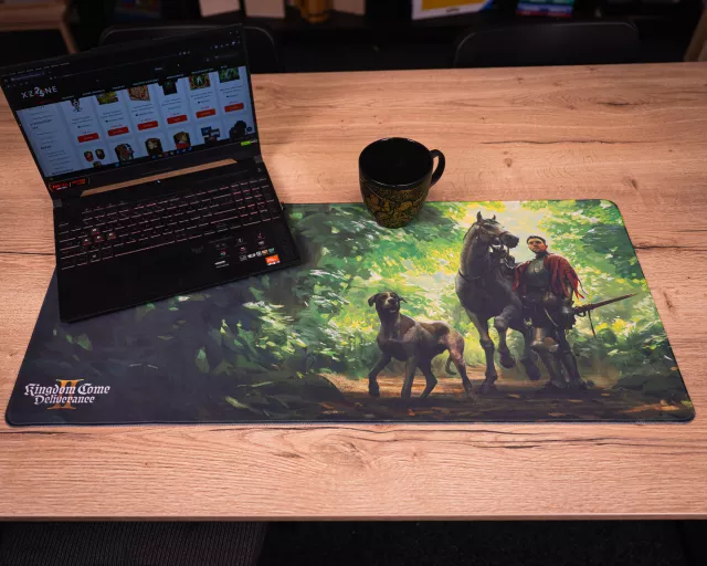 Podložka pod myš Kingdom Come: Deliverance II - Jindra a Vořech v lese (89 × 40 cm) - Príslušenstvo