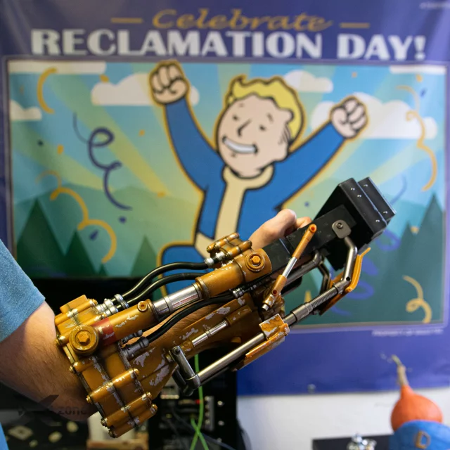 Replika zbrane Fallout - Power Fist (45 cm)