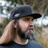 Šiltovka Kingdom Come: Deliverance II - Emblem Snapback
