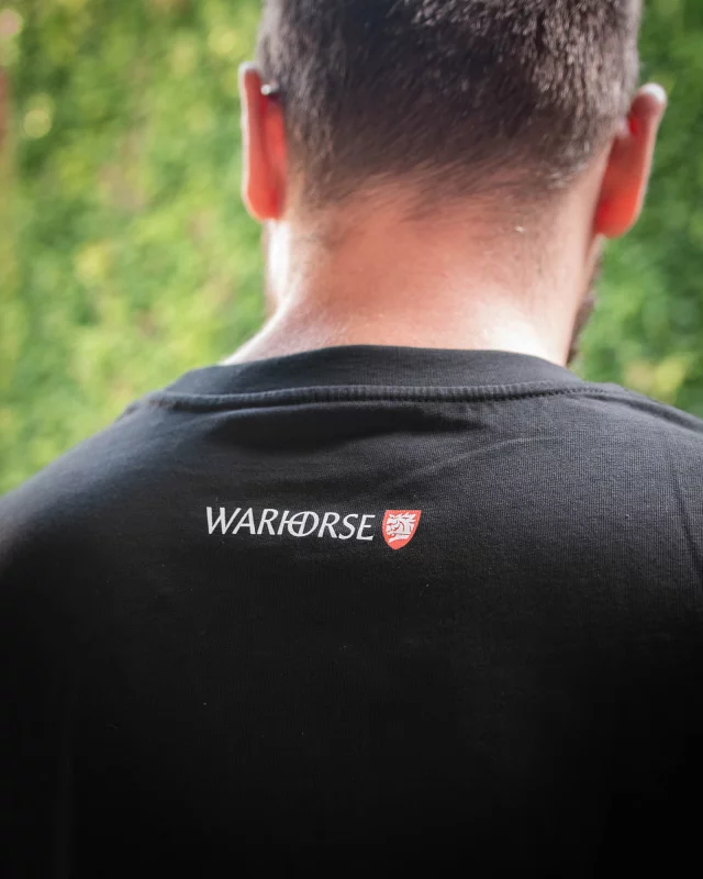 Tričko Kingdom Come: Deliverance II - Zajac s Warhorse štítom (výšivka)