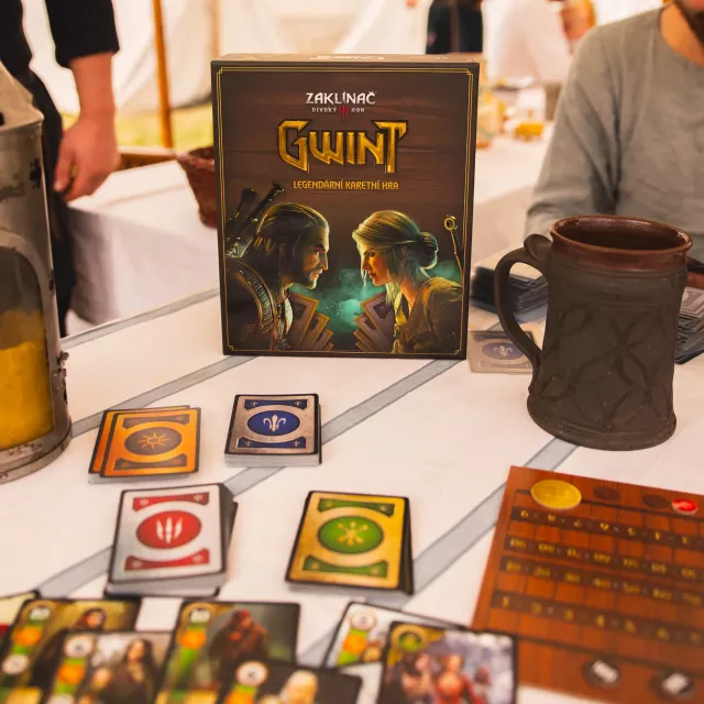 Výhodný set Kartová hra Zaklínač 3: Divoký Hon - Gwint CZ a Herná podložka Gwint - Geralt, Ciri - Stolová hra
